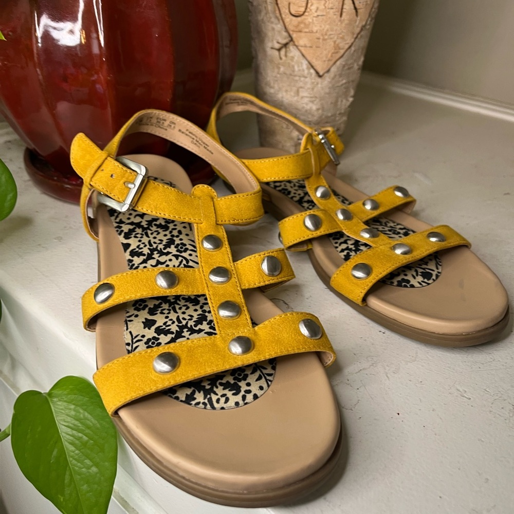Naturalizer Womens Size 9.5 Sunset Yellow Studded Davi Flat Sandals